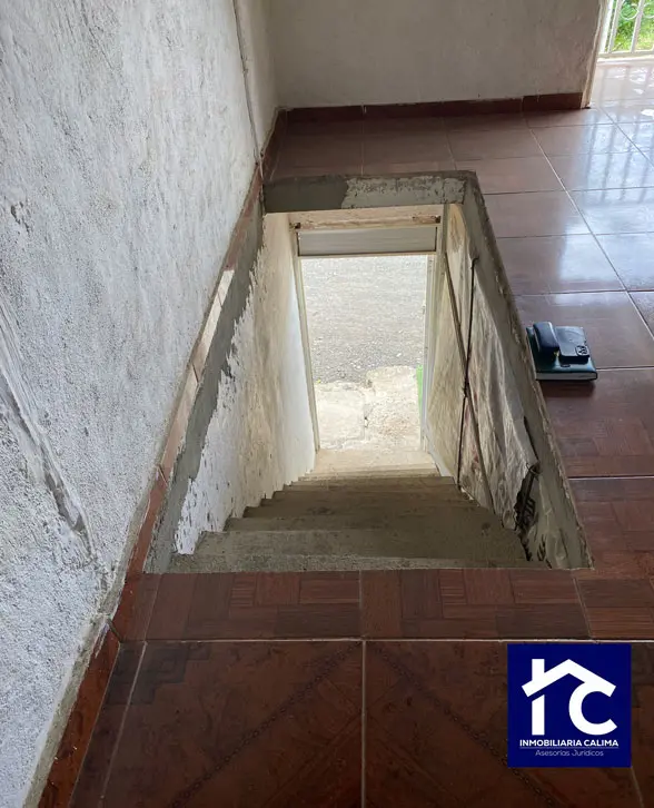 Casa de 2 pisos con entradas independientes